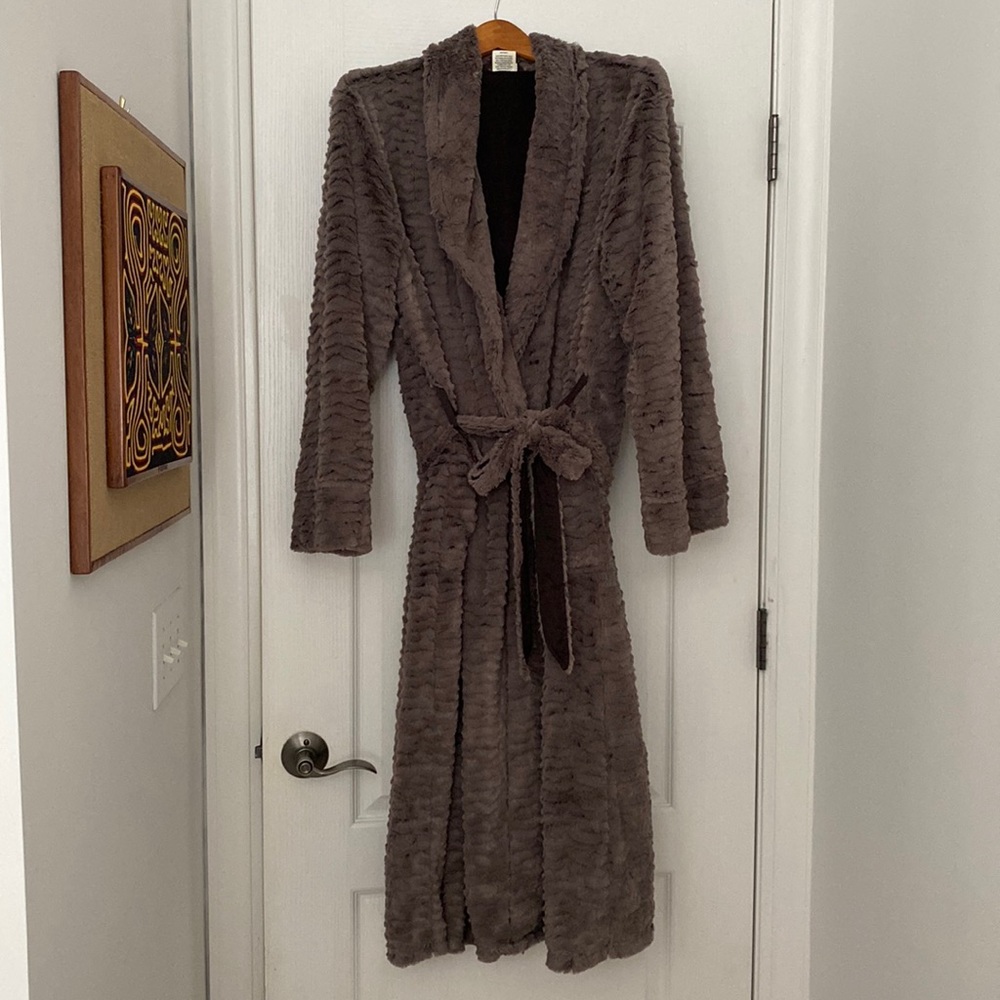 The softest robe!! Interior tie and belt, two exterior pockets.